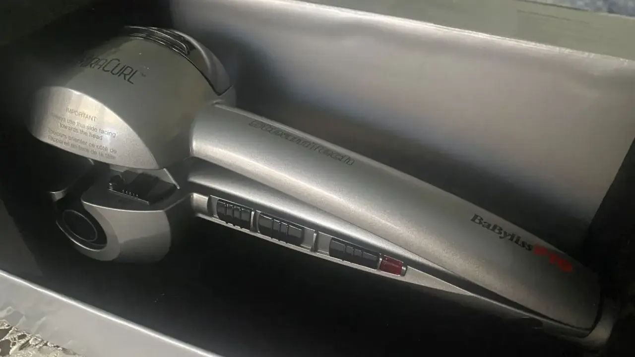 Srebrna lokówka automatyczna BaByliss Pro MiraCurl w pudełku.