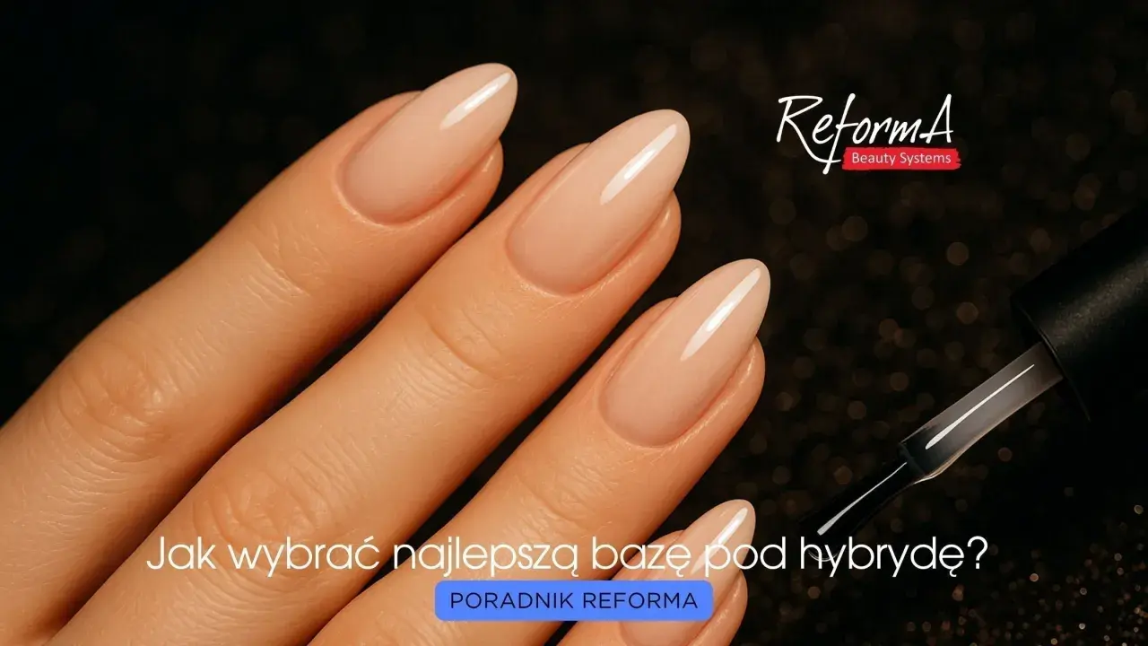 Dłoń z idealnym manicure hybrydowym. Pędzelek z produktem sugeruje, że to baza kauczukowa.