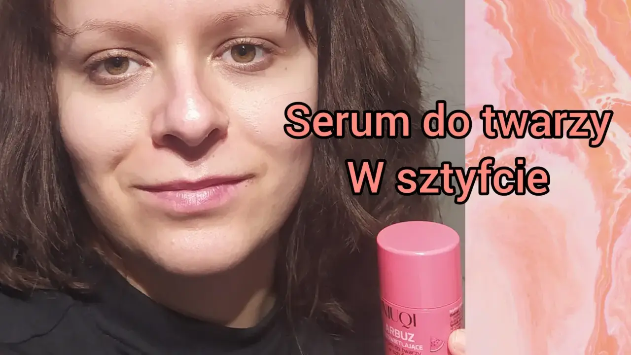 Kobieta trzyma różowy sztyft z serum do twarzy. Tekst na zdjęciu: "Serum do twarzy w sztyfcie".