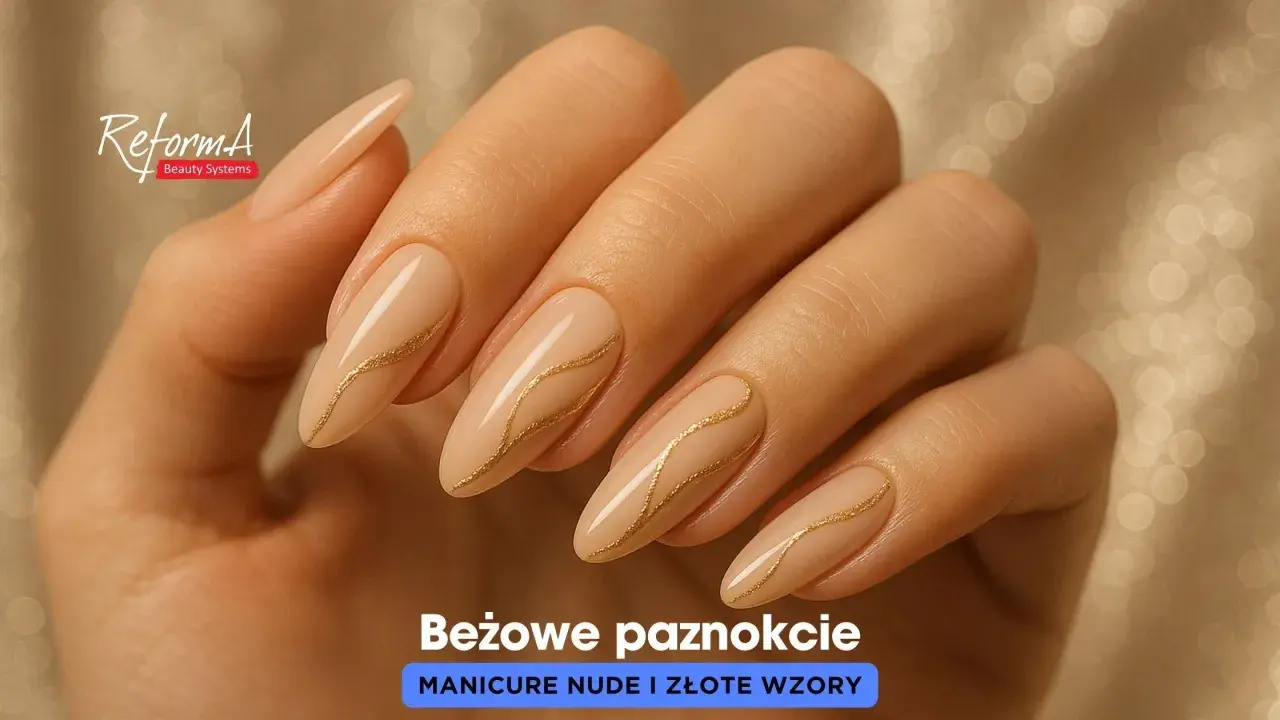 Dłoń z klasycznymi paznokciami w odcieniu nude, ozdobionymi subtelnymi złotymi wzorami. Elegancki manicure, który podkreśla piękno dłoni.