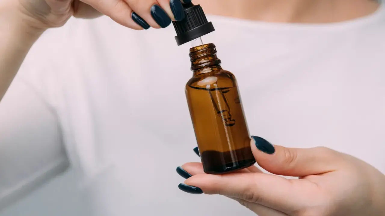 Czym się różni serum od kremu? Przewodnik po idealnej pielęgnacji