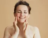 Peeling twarzy: Jak często? Dopasuj do cery i uniknij błędów