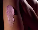 Różowy peeling na skórze nogi. Idealny peeling przed goleniem dla gładkości.
