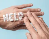 Krem do rąk w kształcie napisu "HELP" na skórze. Jak odmłodzić dłonie? Czas na pielęgnację!