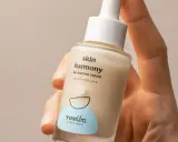Dłoń trzyma buteleczkę serum Resibo z alantoiną. Skóra harmonijnie odzyskuje równowagę dzięki temu produktowi.