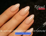 Dłoń z idealnym manicure hybrydowym. Pędzelek z produktem sugeruje, że to baza kauczukowa.