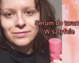 Kobieta trzyma różowy sztyft z serum do twarzy. Tekst na zdjęciu: "Serum do twarzy w sztyfcie".