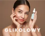 Kwas glikolowy na co? Młoda kobieta z serum w dłoni, które rozjaśnia i wygładza skórę.