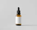 Brązowa buteleczka z pipetką, idealna na serum z witaminą E, np. tocopheryl acetate, z pustą białą etykietą.