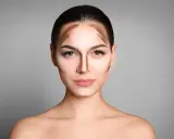 Kobieta z wyraźnymi cieniami i rozświetleniami na twarzy, przygotowana do modelowania twarzy.