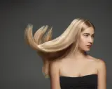 Blond włosy modelki falują, ukazując ich zdrową budowę.