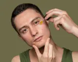 Mężczyzna z problematyczną cerą aplikuje serum. Zamiast wyciskanie wągrów, stawia na pielęgnację.
