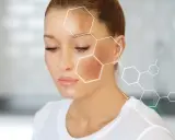 Kobieta z przebarwieniami na twarzy, gdzie widoczna jest nadmierna produkcja melaniny. Graficzne przedstawienie struktury chemicznej.