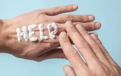 Krem do rąk w kształcie napisu "HELP" na skórze. Jak odmłodzić dłonie? Czas na pielęgnację!