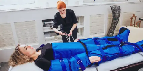 Kobieta w salonie piękności poddaje się zabiegowi drenażu limfatycznego. Sprawdź drenaż limfatyczny cena i poczuj się lepiej!