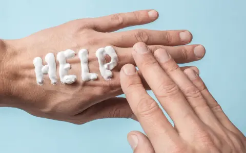 Krem do rąk w kształcie napisu "HELP" na skórze. Jak odmłodzić dłonie? Czas na pielęgnację!