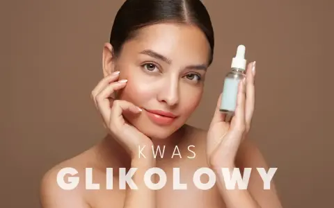 Kwas glikolowy na co? Młoda kobieta z serum w dłoni, które rozjaśnia i wygładza skórę.