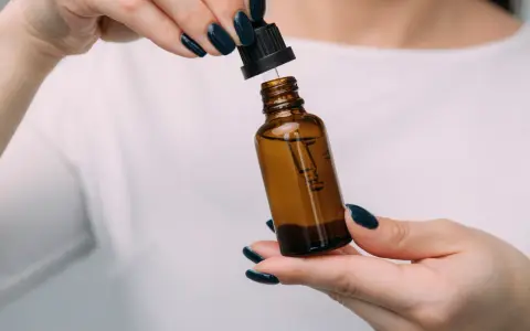 Czym się różni serum od kremu? Przewodnik po idealnej pielęgnacji