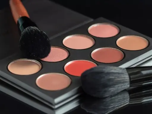 Paleta róży i bronzerów w odcieniach idealnie dopasowanych do każdego koloru skóry. Pędzle gotowe do pracy.