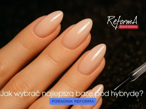 Dłoń z idealnym manicure hybrydowym. Pędzelek z produktem sugeruje, że to baza kauczukowa.