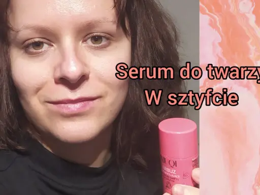 Kobieta trzyma różowy sztyft z serum do twarzy. Tekst na zdjęciu: "Serum do twarzy w sztyfcie".