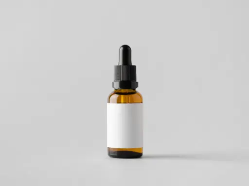 Brązowa buteleczka z pipetką, idealna na serum z witaminą E, np. tocopheryl acetate, z pustą białą etykietą.