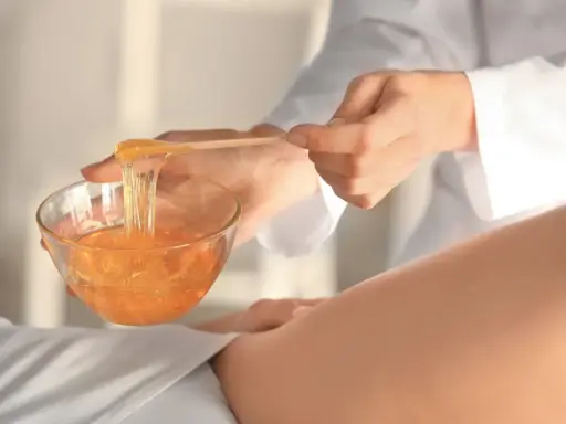 Depilacja bikini pastą cukrową: Czy boli? Moje triki na komfort
