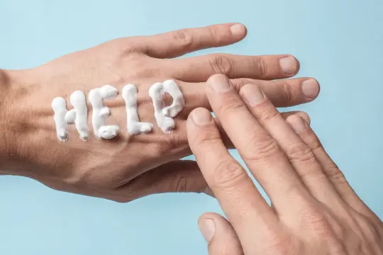 Krem do rąk w kształcie napisu "HELP" na skórze. Jak odmłodzić dłonie? Czas na pielęgnację!