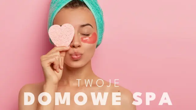 Kobieta z ręcznikiem na głowie i płatkami pod oczy, trzymająca serduszko. Czas na Twoje domowe spa.