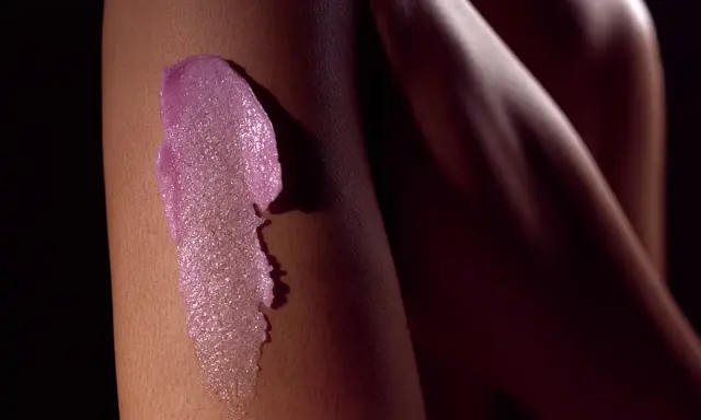 Różowy peeling na skórze nogi. Idealny peeling przed goleniem dla gładkości.