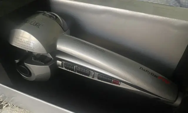 Srebrna lokówka automatyczna BaByliss Pro MiraCurl w pudełku.
