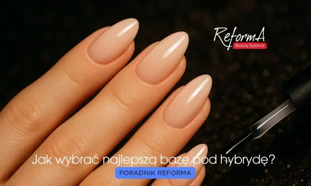 Dłoń z idealnym manicure hybrydowym. Pędzelek z produktem sugeruje, że to baza kauczukowa.