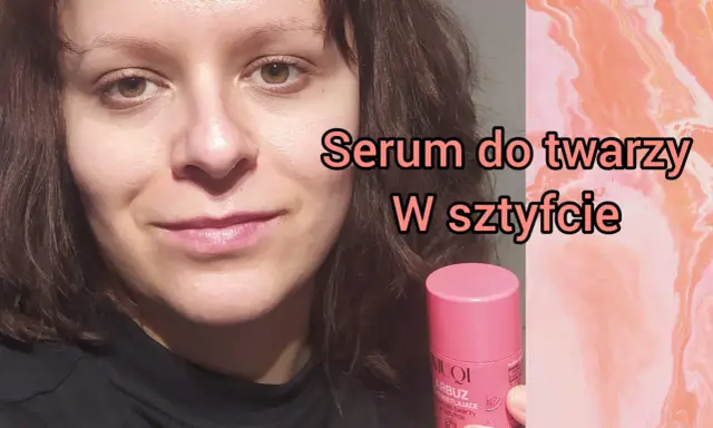 Kobieta trzyma różowy sztyft z serum do twarzy. Tekst na zdjęciu: "Serum do twarzy w sztyfcie".