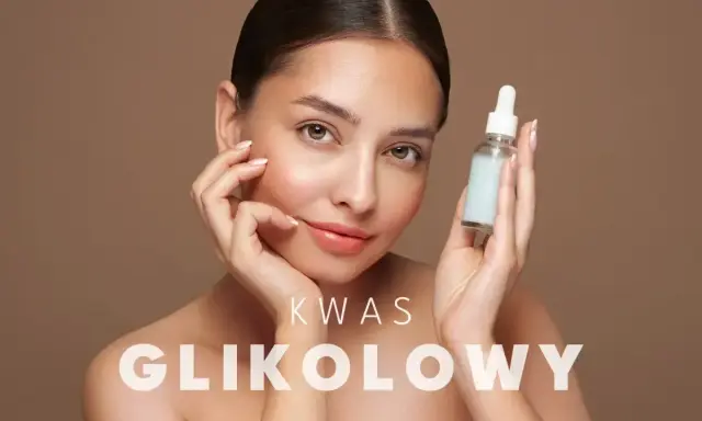 Kwas glikolowy na co? Młoda kobieta z serum w dłoni, które rozjaśnia i wygładza skórę.