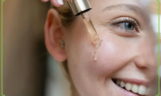 Kropla serum z pipety spada na policzek uśmiechniętej kobiety. Dowiedz się, jak stosować retinol dla pięknej cery.