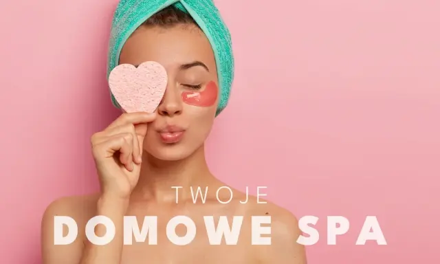 Kobieta z ręcznikiem na głowie i płatkami pod oczy, trzymająca serduszko. Czas na Twoje domowe spa.
