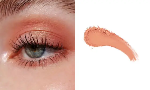 Delikatny makijaż oka w odcieniach brzoskwini, z subtelnym połyskiem. Obok próbka pudrowego różu, niczym delikatny **peach fuzz**.