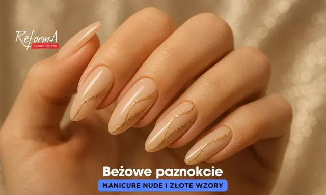 Dłoń z klasycznymi paznokciami w odcieniu nude, ozdobionymi subtelnymi złotymi wzorami. Elegancki manicure, który podkreśla piękno dłoni.