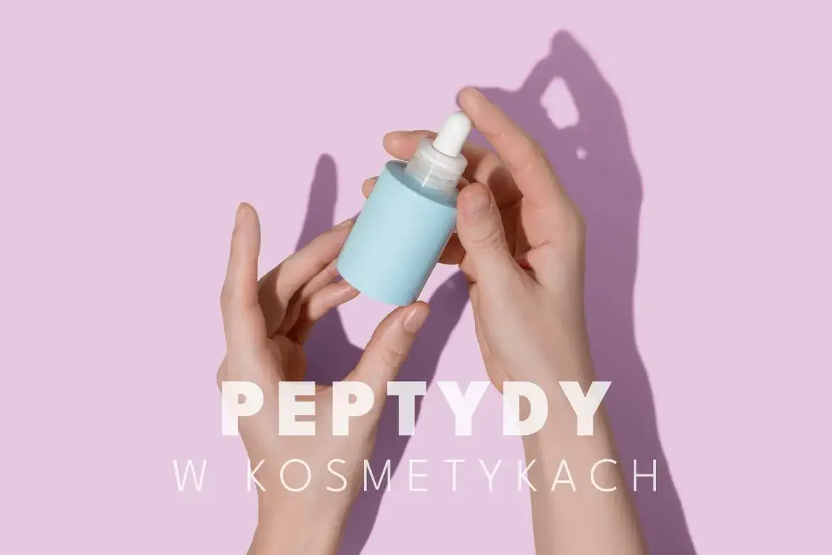Dłonie trzymające buteleczkę z serum. Peptydy na twarz to klucz do odmłodzonej skóry.