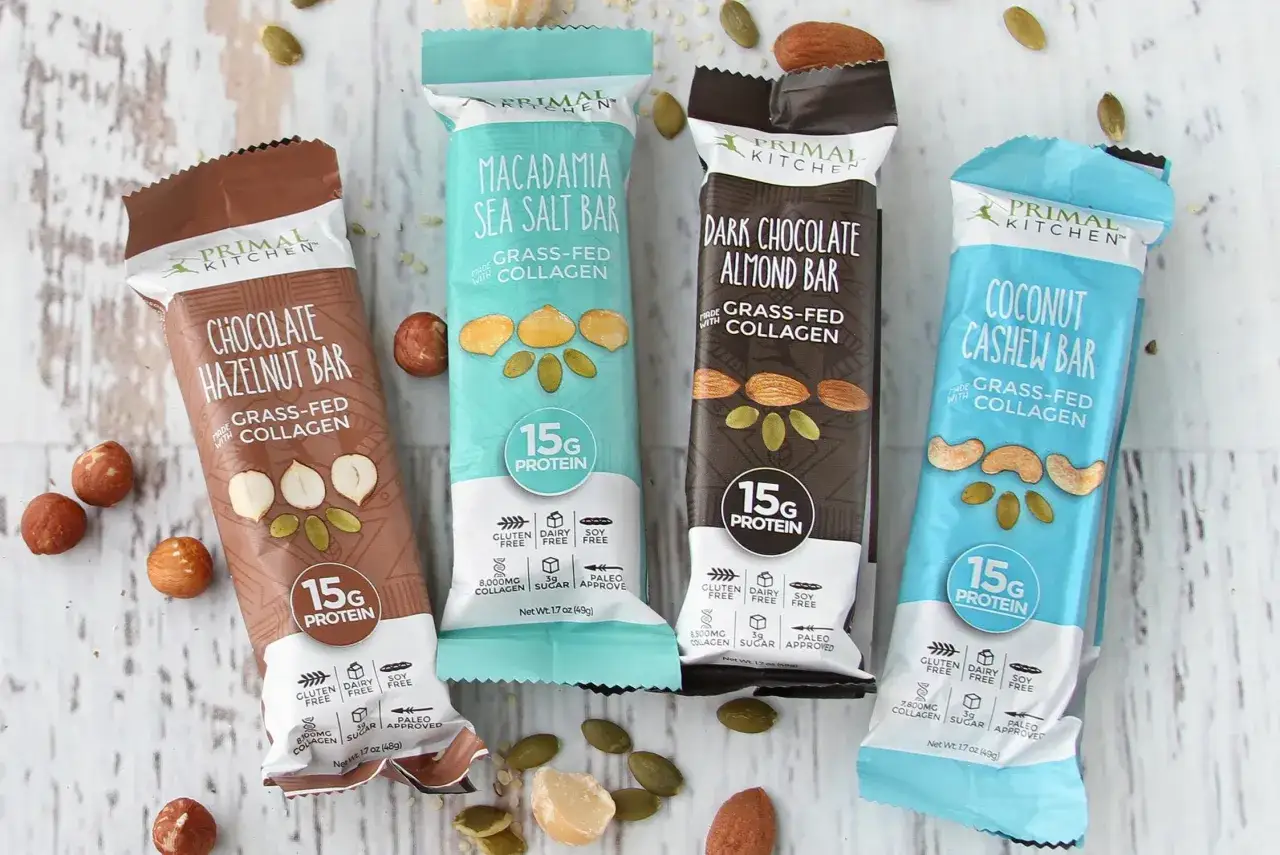 Czekoladowe, makadamia, migdałowe i kokosowe batony Primal Kitchen z kolagenem.