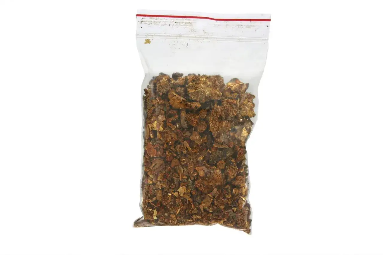 Zgrzebny propolis w woreczku strunowym. Poznaj jego niezwykłe propolis właściwości.