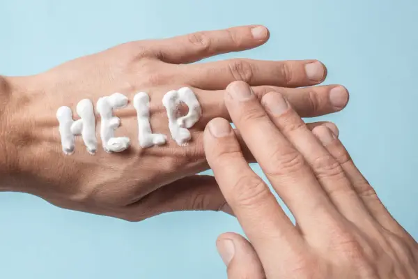 Krem do rąk w kształcie napisu "HELP" na skórze. Jak odmłodzić dłonie? Czas na pielęgnację!